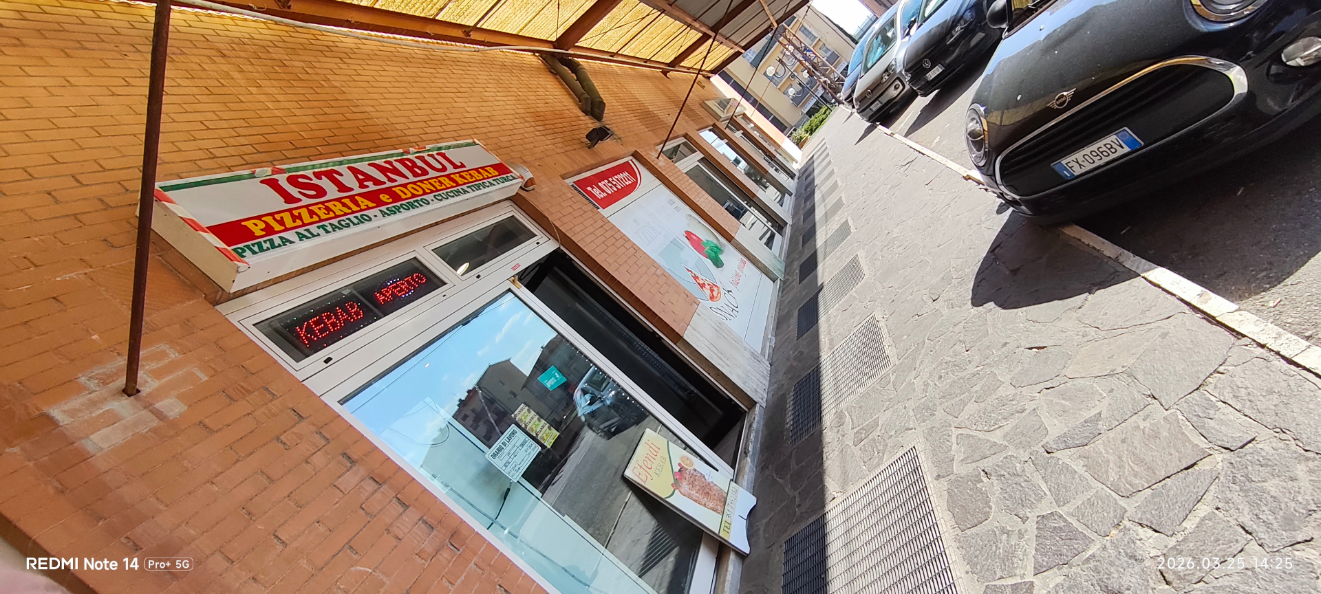 Insegna esterna Istanbul Pizzeria e Doner Kebab a Perugia