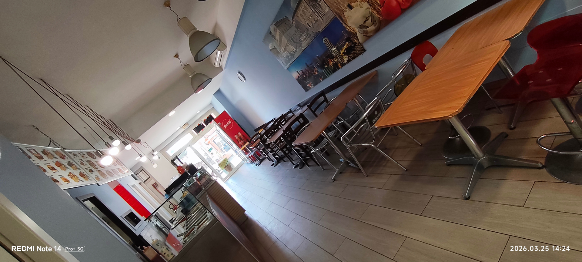 Sala con tavoli e poster di Istanbul